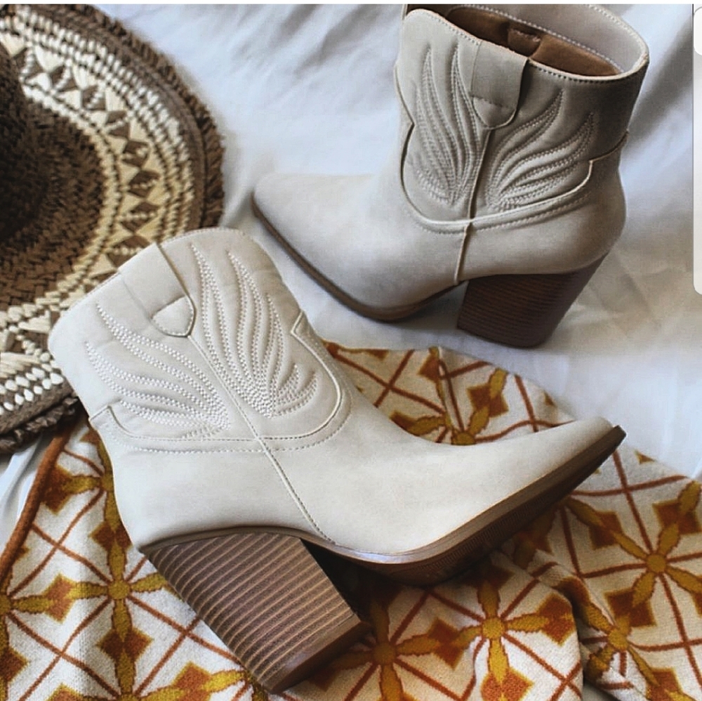 🚨ON SALE🚨// Beige western style boot vegan soft leather - Picture 5 of 17